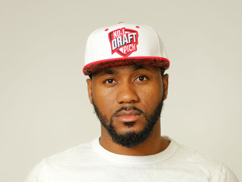 Unisex white cap with red “Chicago” embroidery, curved brim, and adjustable strap – a bold, stylish hat for streetwear and everyday comfort